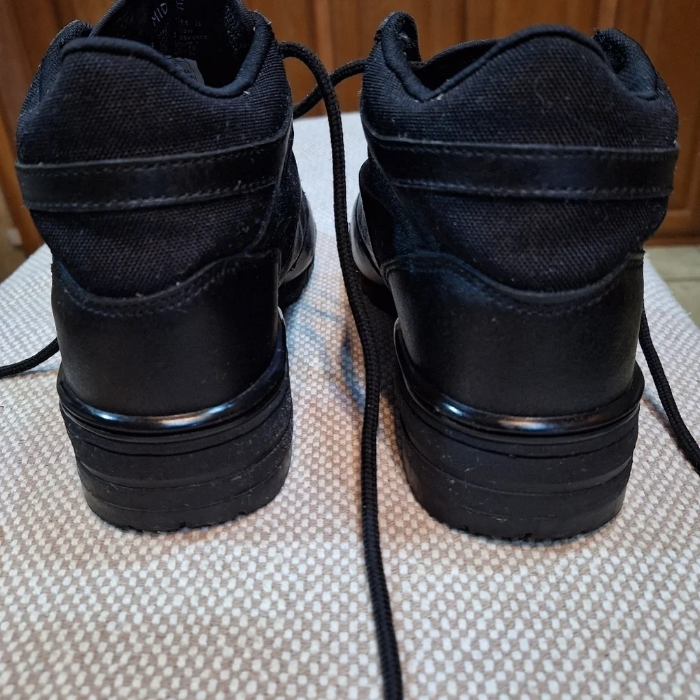 Magnum Hi-Tec men's 7 1/2 Midnite style combat boot.